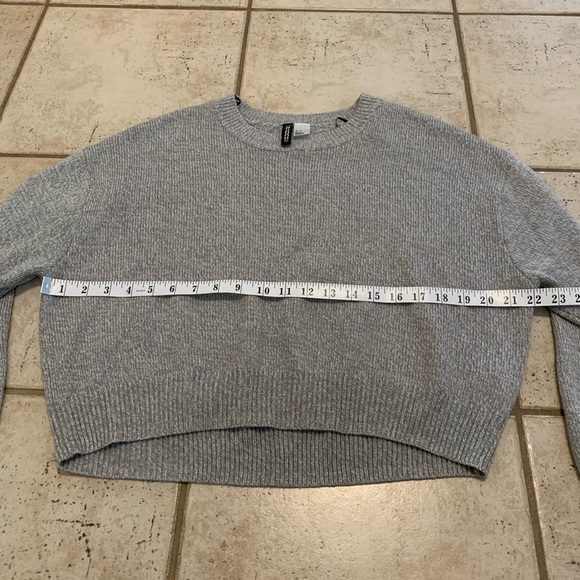 H&M Divided Gray Ribbed Knit Cropped Sweater - Size M - Picture 2 of 5